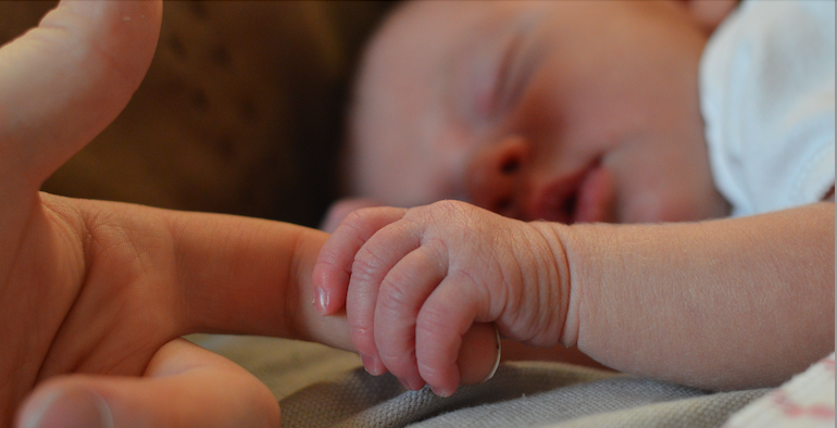 maman accompagne bébé lors d'une régression du sommeil